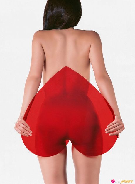 亞洲少女 Momoko Tani 在田野裡的毯子上裸體