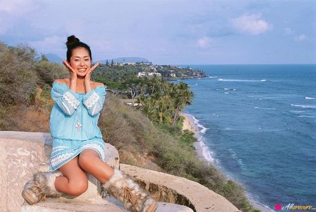 Asiatisk teenager Momoko Tani bliver nøgen på et tæppe i en mark