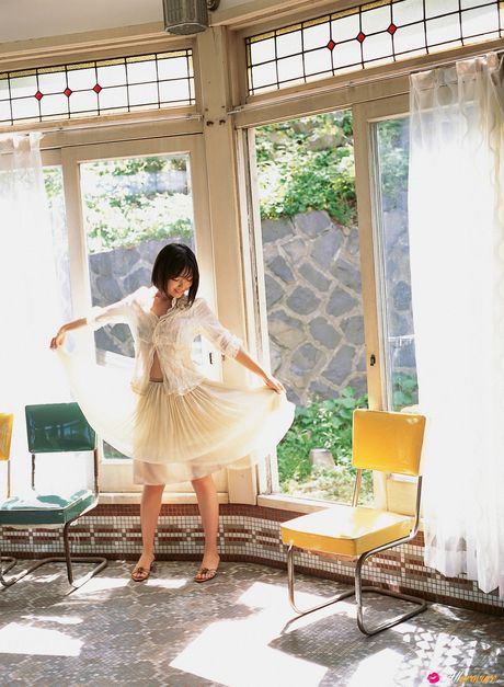 Perfekt asiatisk Yuka Hirata viser sine små, små bryster og sin barberede fisse udendørs