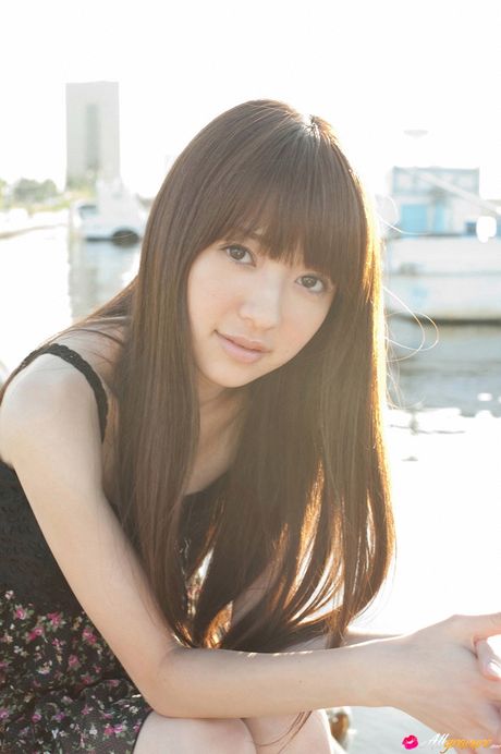 亞洲女孩 Rina Aizawa 露出她巨大的乳房，並在戶外拍攝裸體照片