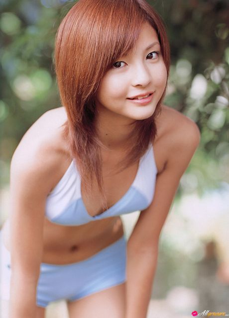 Asian girl Rina Nagasaki removes her bikini and shows her tits outdoors