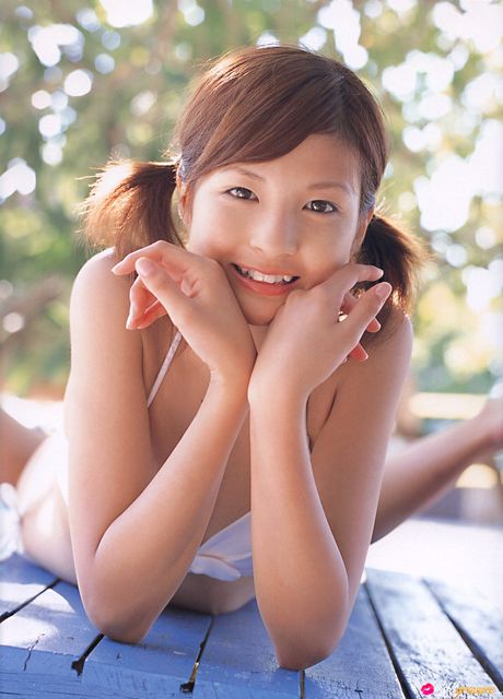 Asian girl Rina Nagasaki removes her bikini and shows her tits outdoors