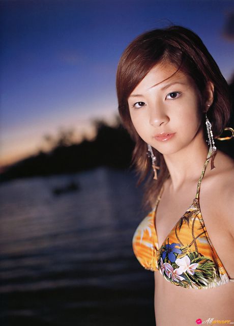 Asian girl Rina Nagasaki removes her bikini and shows her tits outdoors