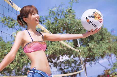 Asian girl Rina Nagasaki removes her bikini and shows her tits outdoors