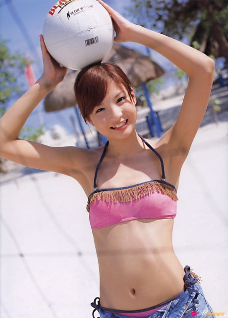 Asian girl Rina Nagasaki removes her bikini and shows her tits outdoors