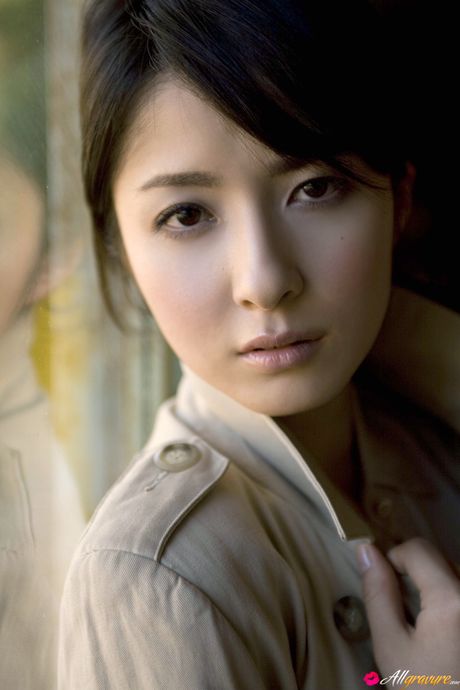 アジア人探偵リナ・マツキが素晴らしい巨乳を披露し、ソロでポーズをとる