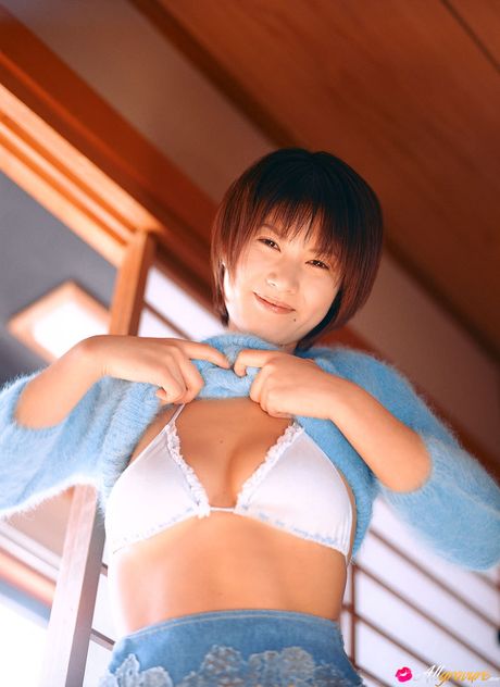 身穿比基尼的亞洲 Haruka Tanabe 炫耀她的小乳房和修剪過的陰部