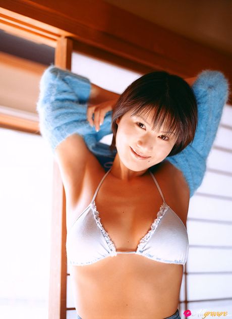 Bikini clad Asian Haruka Tanabe flaunts her small tits and her trimmed pussy