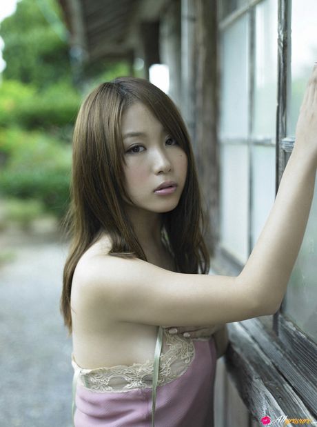 亞洲美女西田真衣在雨中展示她令人驚嘆的胸部和姿勢