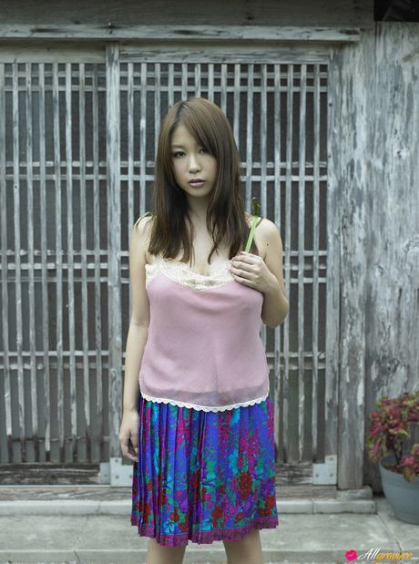 亞洲美女西田真衣在雨中展示她令人驚嘆的胸部和姿勢