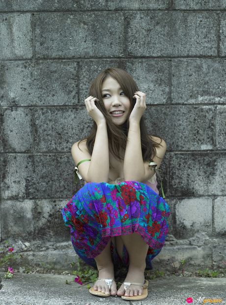 亞洲美女西田真衣在雨中展示她令人驚嘆的胸部和姿勢