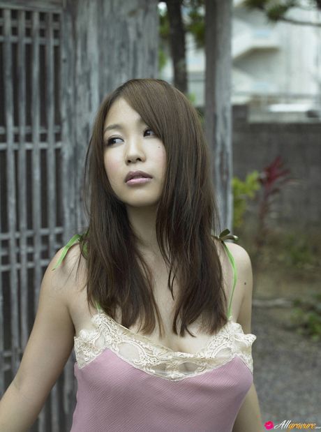 亞洲美女西田真衣在雨中展示她令人驚嘆的胸部和姿勢