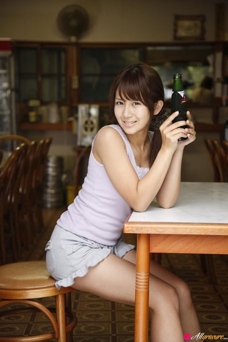 Asian girl Okai Chisato demonstrates her hot body and poses in a solo