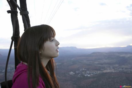 アジアの美女、杉本有美が野原の毛布の上で裸になる