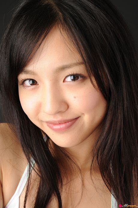 亞洲女孩 Shizuka 展示她的小乳房並獨自擺姿勢