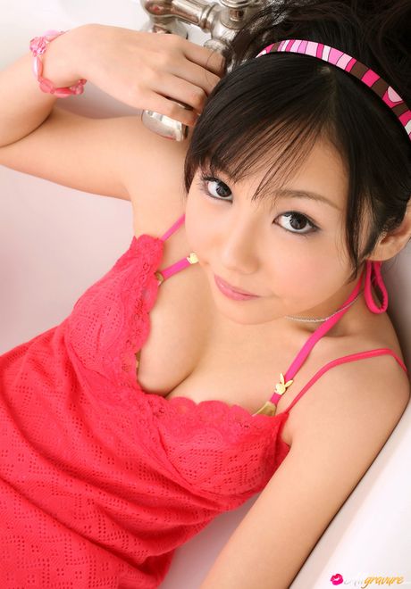 Asiatisk søde Nene Kamiya viser sine pæne bryster frem og poserer i en bikini