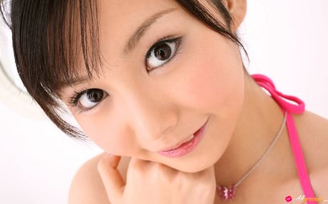 亞洲美女 Nene Kamiya 展示她美麗的乳房並穿著比基尼擺姿勢