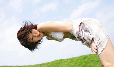 亞洲娃娃 Ayano Washizu 炫耀她嬌小的乳房並擺出獨奏姿勢