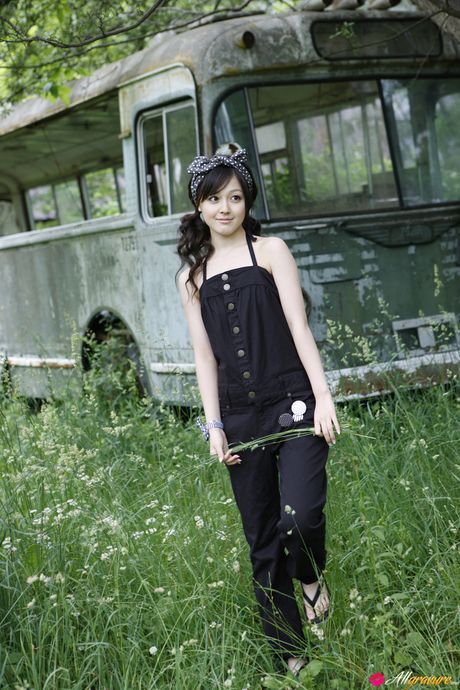 アジアの可愛い久住小春が小ぶりなおっぱいを披露し、茂みの中でポーズをとる