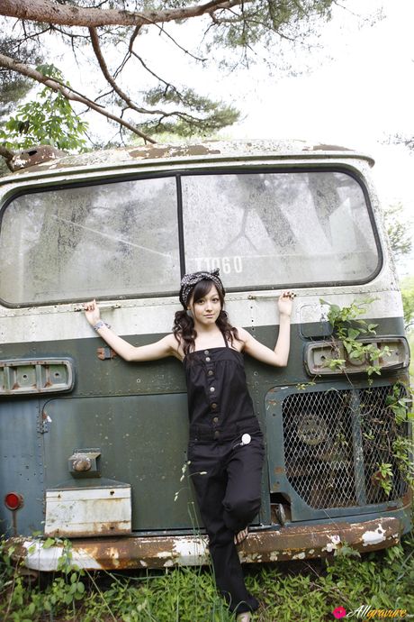 アジアの可愛い久住小春が小ぶりなおっぱいを披露し、茂みの中でポーズをとる