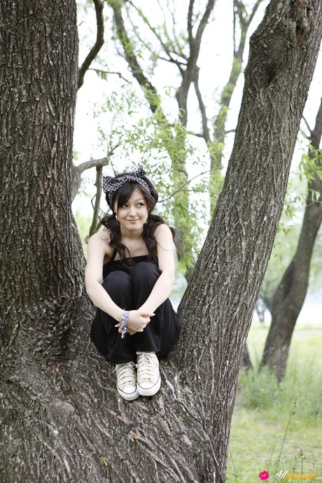 アジアの可愛い久住小春が小ぶりなおっぱいを披露し、茂みの中でポーズをとる