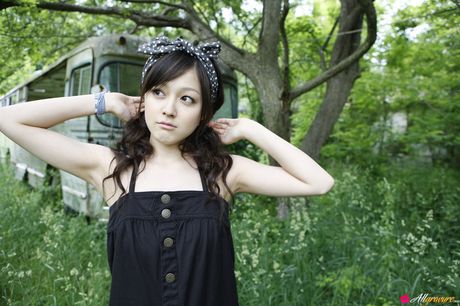 アジアの可愛い久住小春が小ぶりなおっぱいを披露し、茂みの中でポーズをとる