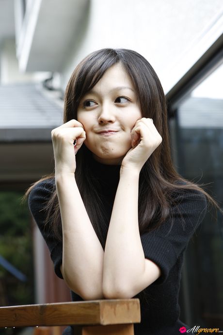 アジアの可愛い久住小春が小ぶりなおっぱいを披露し、茂みの中でポーズをとる