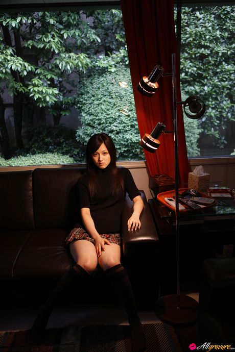 アジアの可愛い久住小春が小ぶりなおっぱいを披露し、茂みの中でポーズをとる