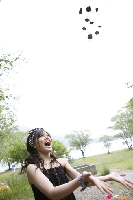 アジアの可愛い久住小春が小ぶりなおっぱいを披露し、茂みの中でポーズをとる