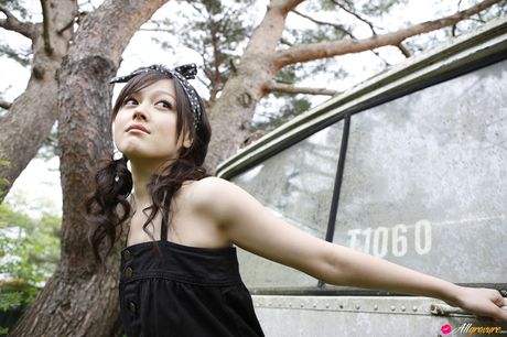 アジアの可愛い久住小春が小ぶりなおっぱいを披露し、茂みの中でポーズをとる