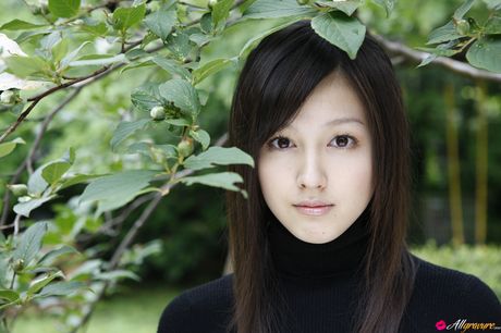 アジアの可愛い久住小春が小ぶりなおっぱいを披露し、茂みの中でポーズをとる