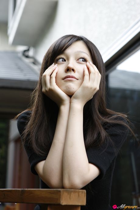 アジアの可愛い久住小春が小ぶりなおっぱいを披露し、茂みの中でポーズをとる