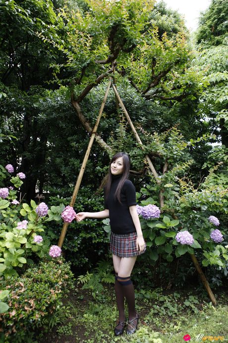 アジアの可愛い久住小春が小ぶりなおっぱいを披露し、茂みの中でポーズをとる