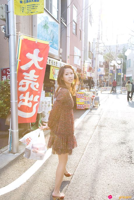 Alluring japanese babe Ayano Washizu demonstrates her amazing boobs and her shaved pussy