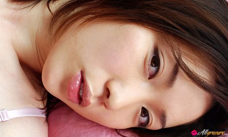 亞洲美女 Haruka Osawa 脫下她的粉紅色內褲，露出她令人驚嘆的乳房