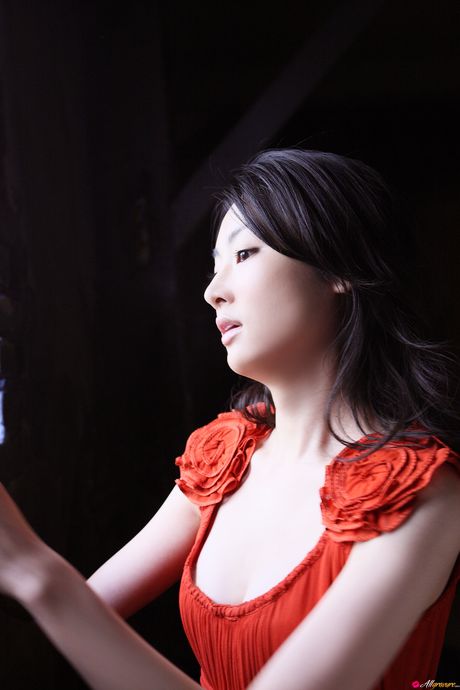 Asian babe Tantan Hayasi presents her tiny boobs and poses in a solo