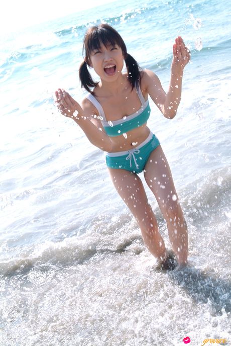 Brunøjede japanske nuttede Saya Misaki afslører sine naturlige bryster