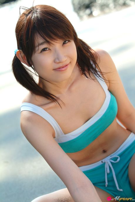 Brunøjede japanske nuttede Saya Misaki afslører sine naturlige bryster