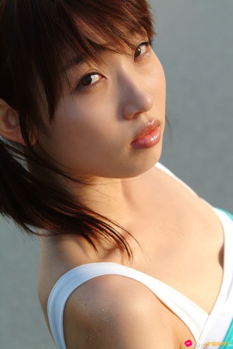 Brunøjede japanske nuttede Saya Misaki afslører sine naturlige bryster