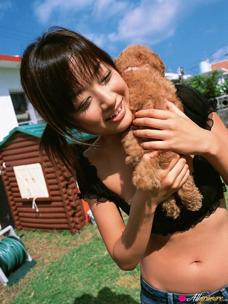 亞洲女孩工藤里沙脫掉衣服，獨自展示她裸露的身體