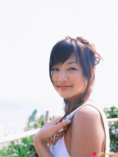 亞洲女孩工藤里沙脫掉衣服，獨自展示她裸露的身體