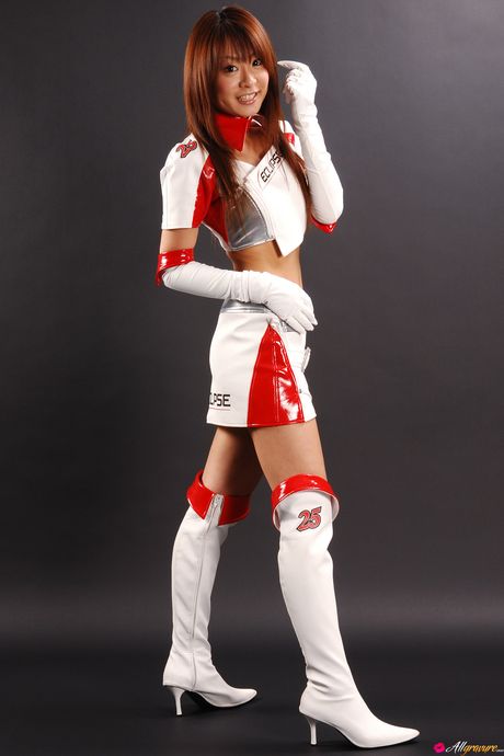 亞洲美女相川優秀 (Yuki Aikawa) 戴著白手套展示她嬌小的乳房