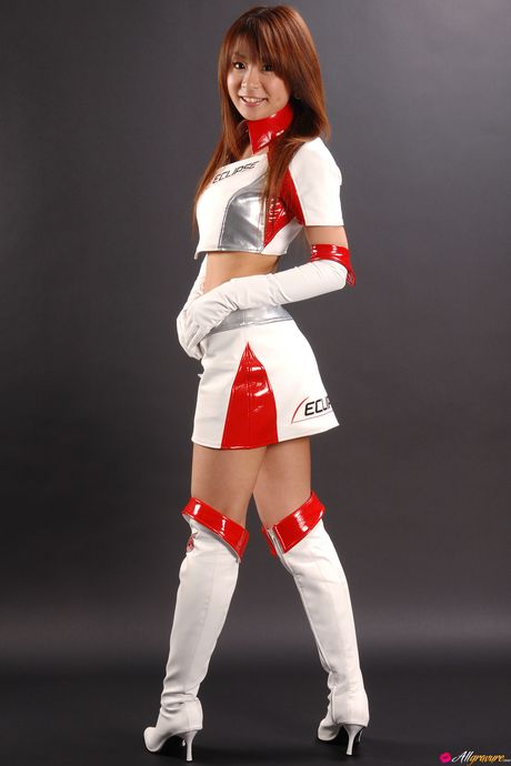 亞洲美女相川優秀 (Yuki Aikawa) 戴著白手套展示她嬌小的乳房