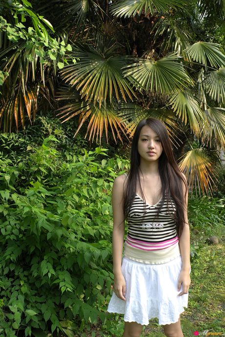 Asiatisk teenager Yuki Mogami har røde læber, mens hun klæder sig ud i en g-streng