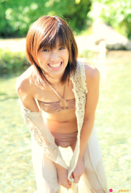 Fremragende asiatisk Akina Minami stripper sin bikini og præsenterer sin varme krop udendørs