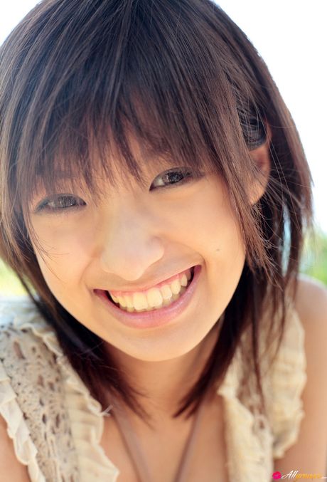 Fremragende asiatisk Akina Minami stripper sin bikini og præsenterer sin varme krop udendørs