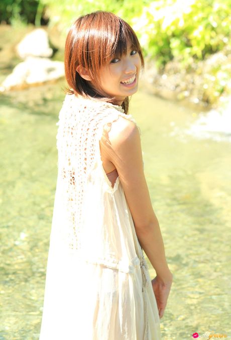 Fremragende asiatisk Akina Minami stripper sin bikini og præsenterer sin varme krop udendørs