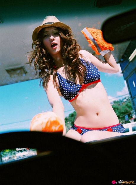 Forførende asiatisk teenager Nozomi Sasaki viser sine små bryster frem og poserer solo