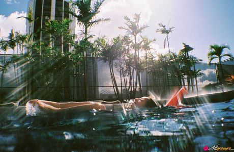 Forførende asiatisk teenager Nozomi Sasaki viser sine små bryster frem og poserer solo