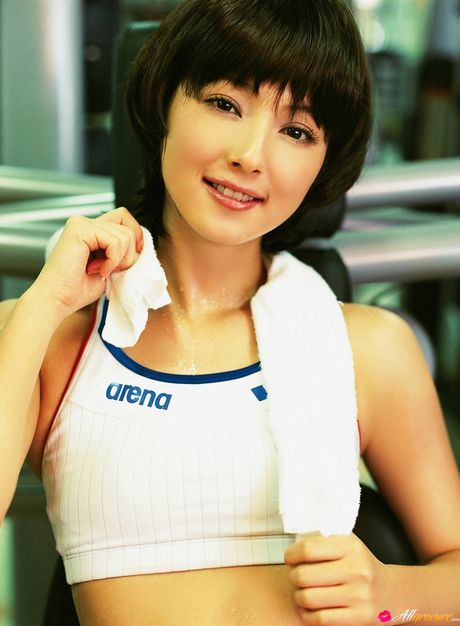 Asian covergirl Nozomi Sasaki takes off her glasses before getting naked